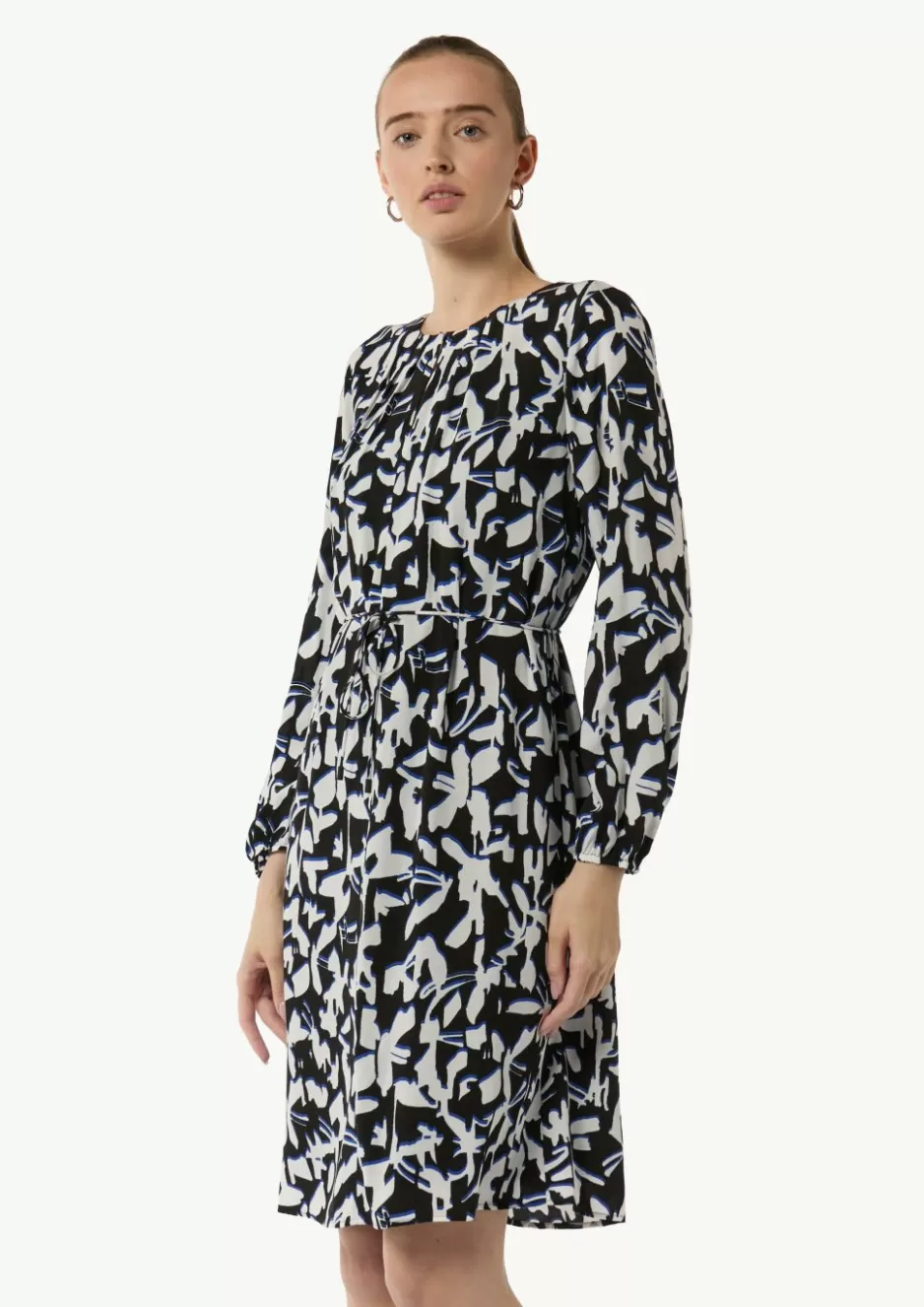 Comma Gemustertes Midi-Kleid mit Faltenausschnitt< Kleider