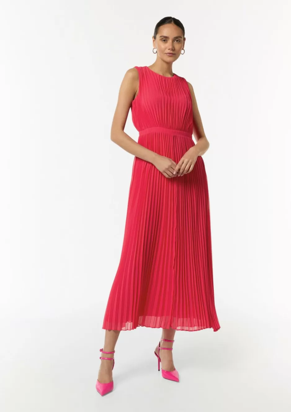 Comma Plissiertes Maxi-Kleid mit Rundhalsausschnitt< Nachhaltige Styles | Kleider