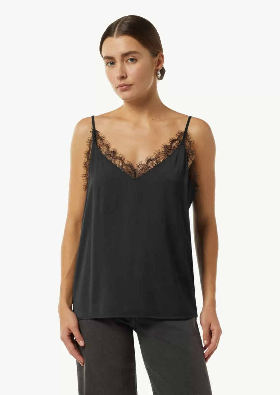 Comma Satintop mit Spitzen-Details und verstellbaren Trägern< Nachhaltige Styles | Blusen