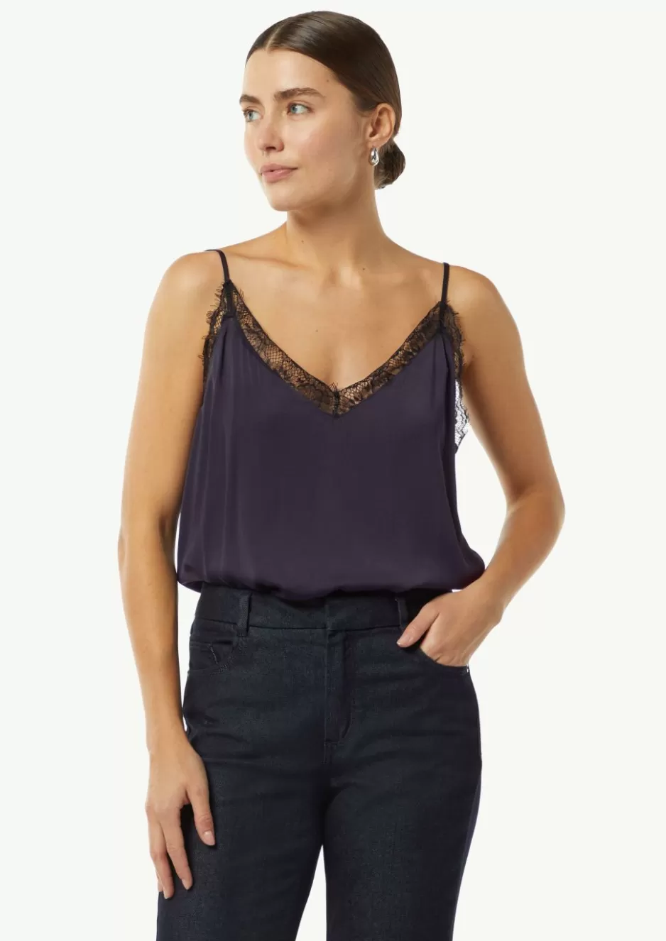 Comma Satintop mit Spitzen-Details und verstellbaren Trägern< Nachhaltige Styles | Blusen